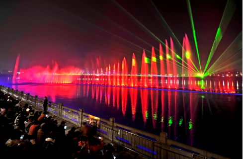 “大(da)美江油•韻律涪江”水上音(yin)樂噴泉燈光秀(xiu)